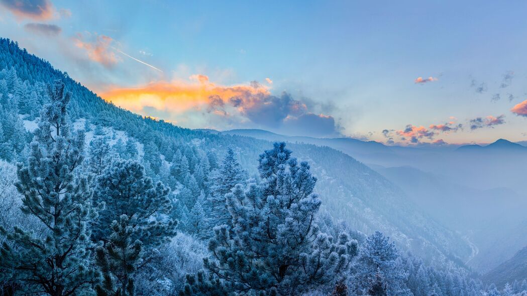 山脉雪景树木云景，4K高清壁纸下载，3840x2160超清分辨率