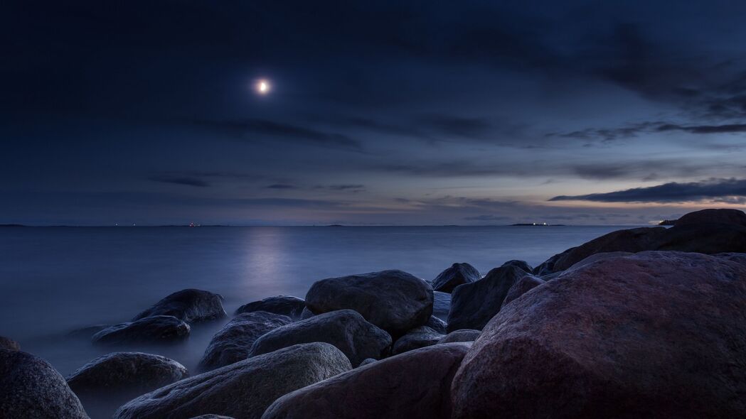 石头 海 夜 月亮 浅色 4k壁纸 3840x2160