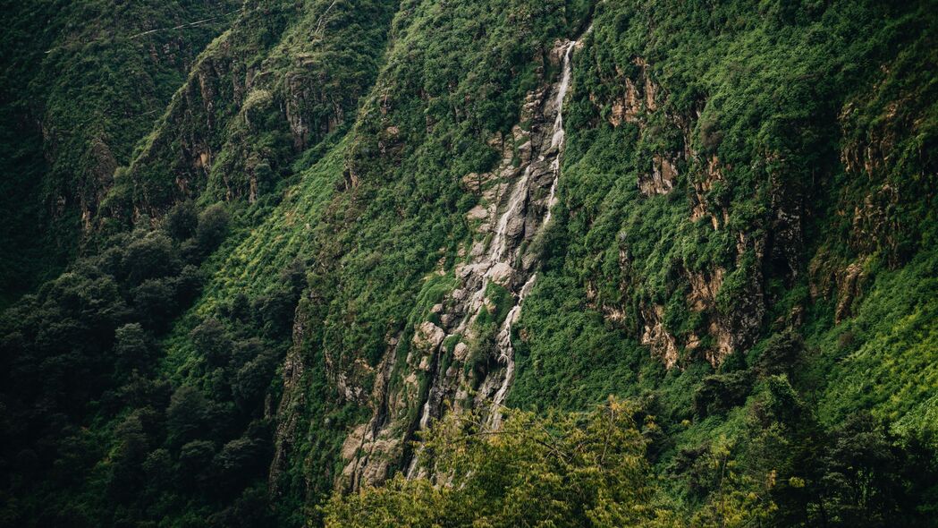 斜坡绿意，悬崖峭壁，树木葱茏，4K高清风景壁纸，3840x2160分辨率下载，石头纹理尽显自然之美