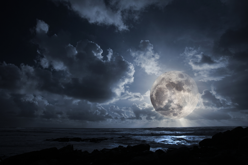 夜晚宁静海面 月光
