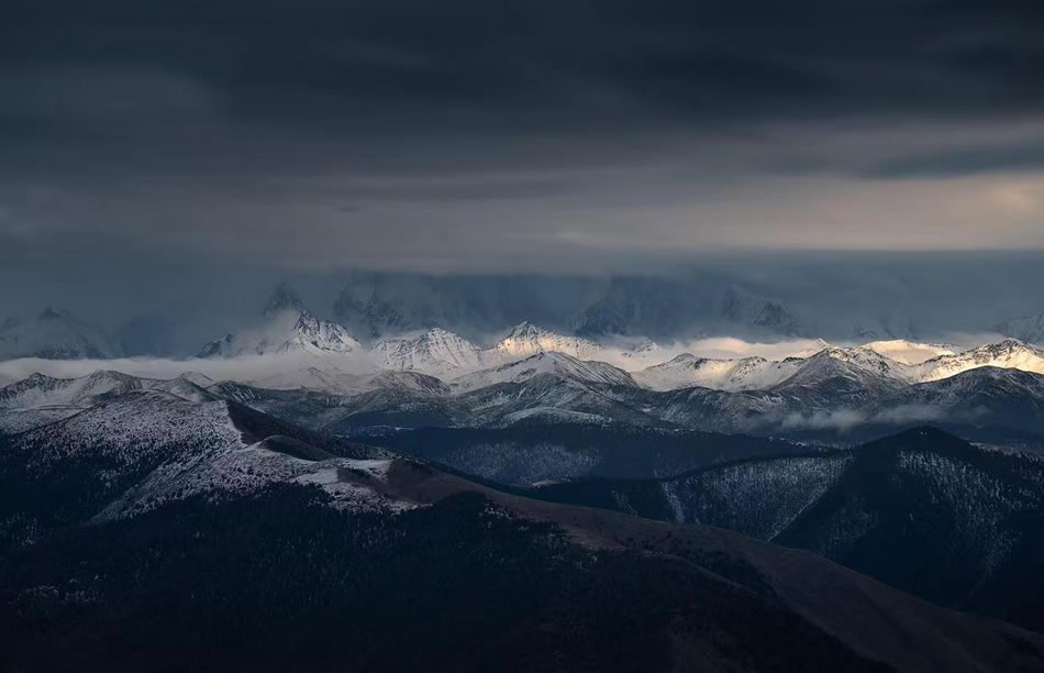 从高处远看积雪的山脉 大气高清风景壁纸