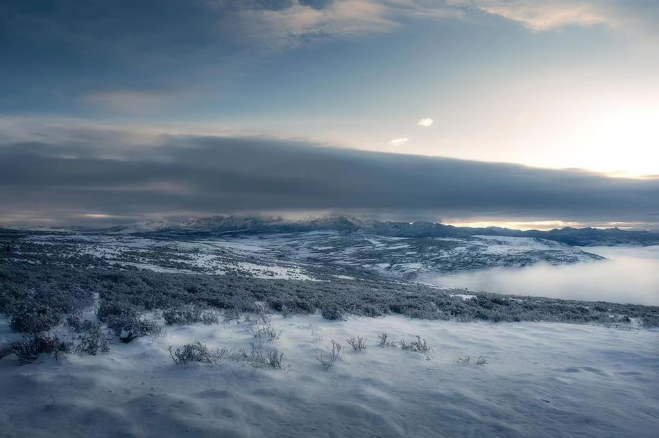 冰雪草原绝美壁纸，高清4K风景，5K分辨率，畅享自然之美[4972x3305下载]