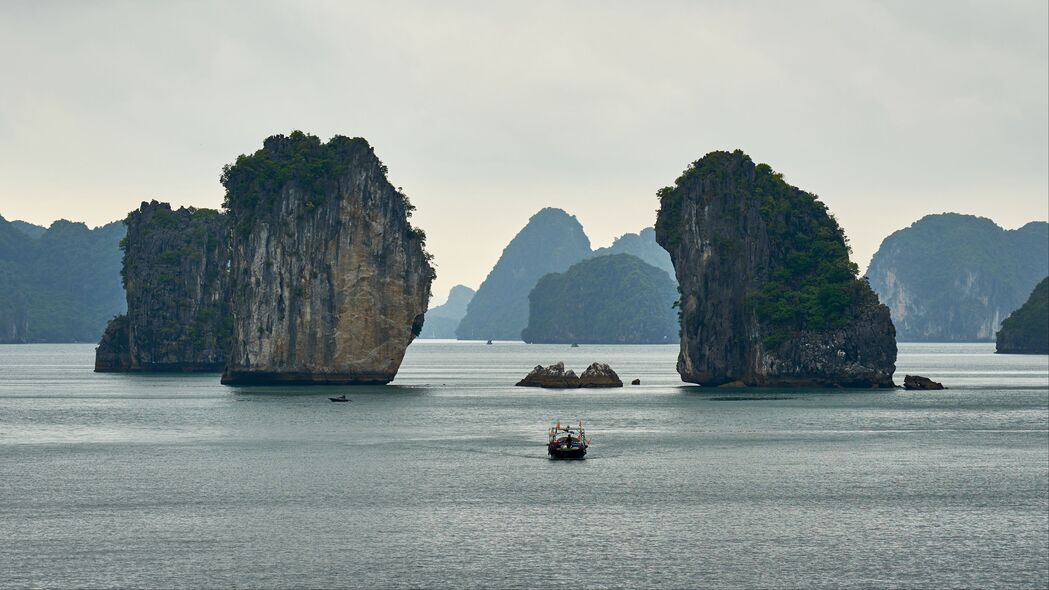 船行海湾，岩石山脉映眼帘，精选4K高清壁纸，3840x2160分辨率免费下载