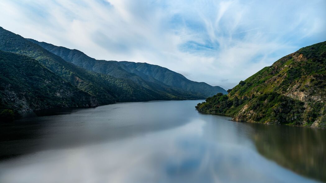 河流丘陵斜坡云景，绝美4K自然壁纸，3840x2160高清下载