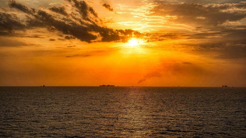 大海波浪波纹云日落自然美景，4K超高清壁纸，3840x2160分辨率，免费下载