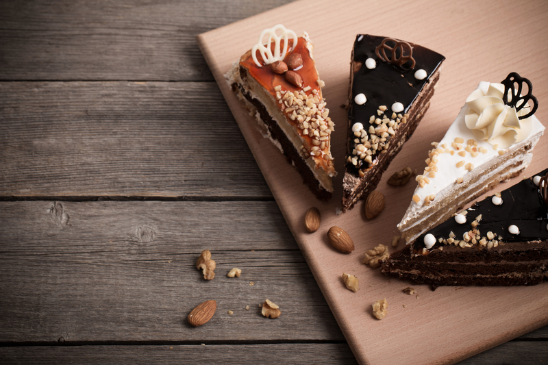 木板上的巧克力蛋糕切块，高清JPG设计素材，另类风格，免费下载