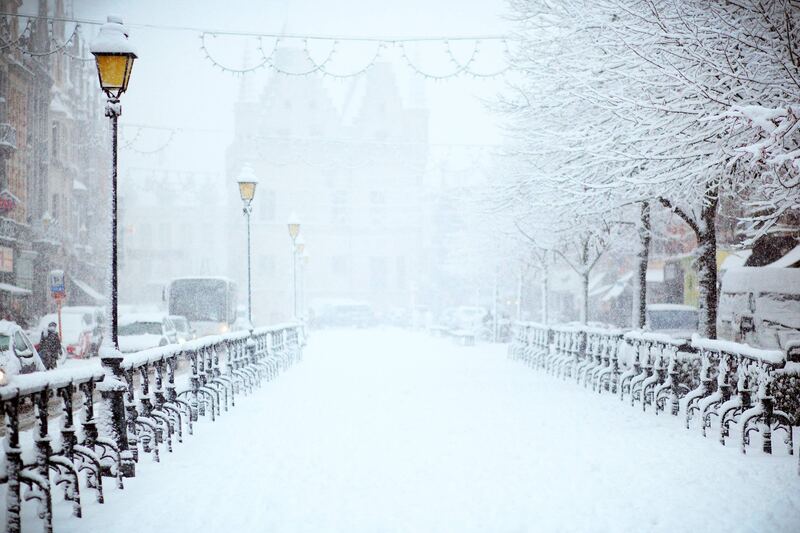 冰天雪地高清雪景图，马路飘雪，唯美雪花JPG图片素材下载