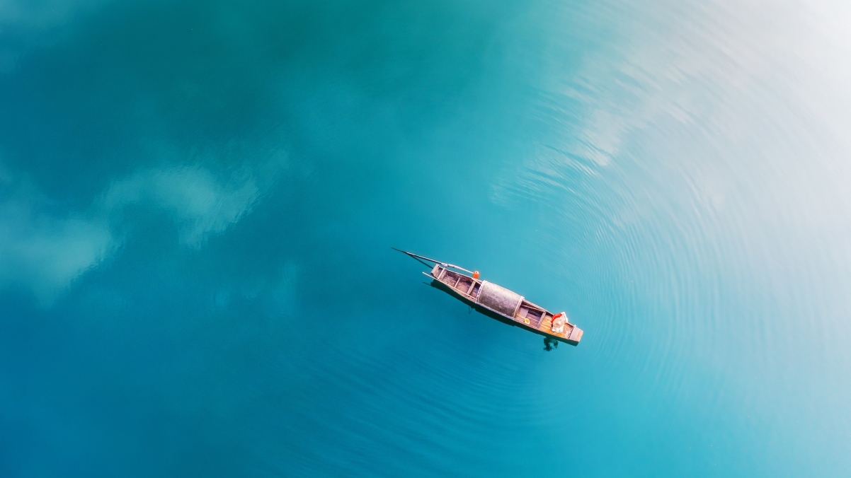 绝美蓝水小船4K壁纸，高清3840x2160风景图片，一键下载