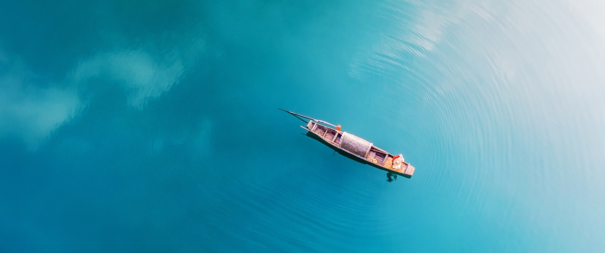 高清4K壁纸，蓝色水面上的小船，3440x1440超清风景图片，一键下载
