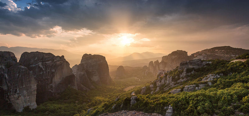 高清黄昏山谷背景图JPG，另类设计素材，一键下载