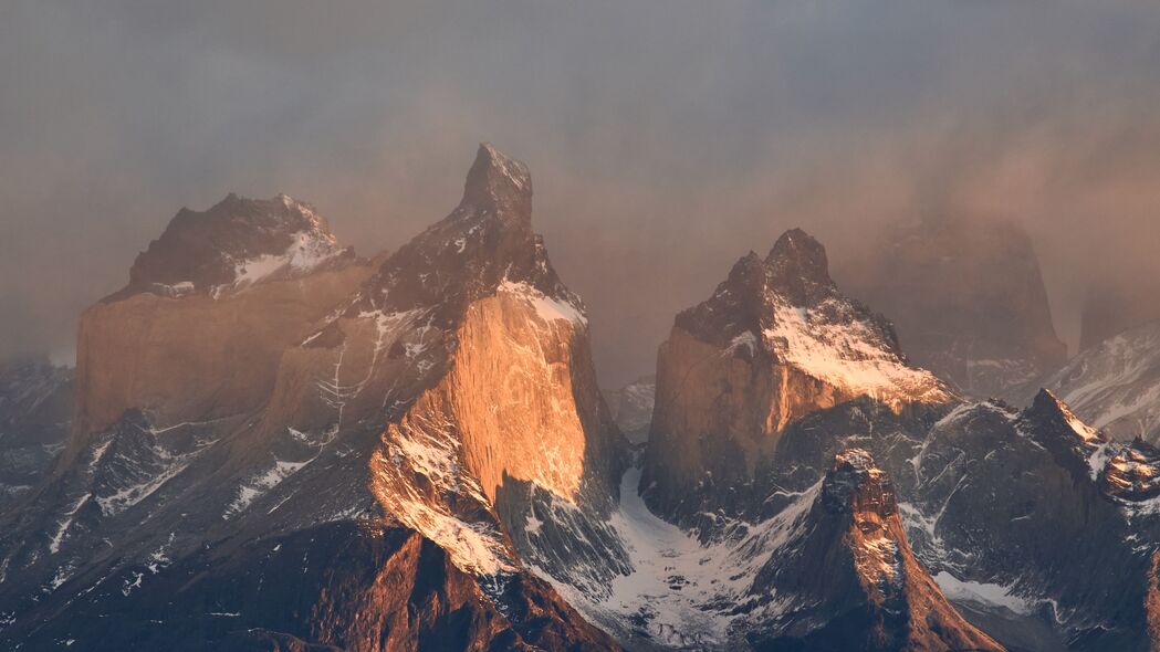 绝美山脉雪景，高清4K自然风景壁纸（3840x2160）下载，岩石雾幔尽在其中