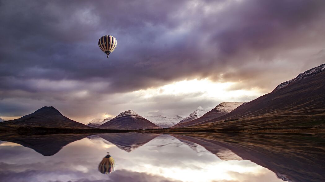 绝美山脉倒影，热气球翱翔湖泊之上 4K高清壁纸 3840x2160 下载