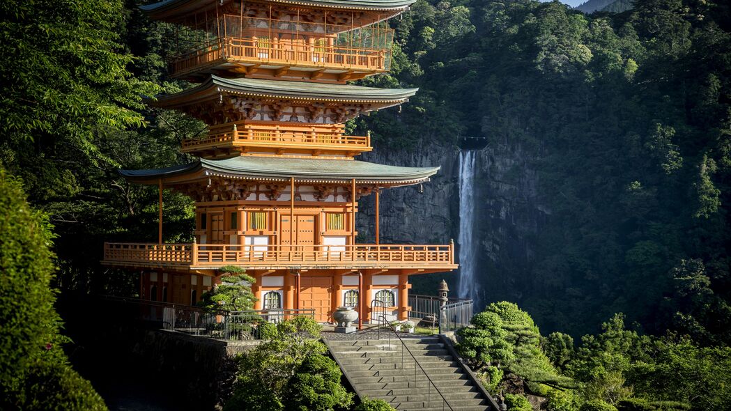 绝美日本宝塔与瀑布融合建筑4K壁纸，高清3840x2160背景图片，免费下载