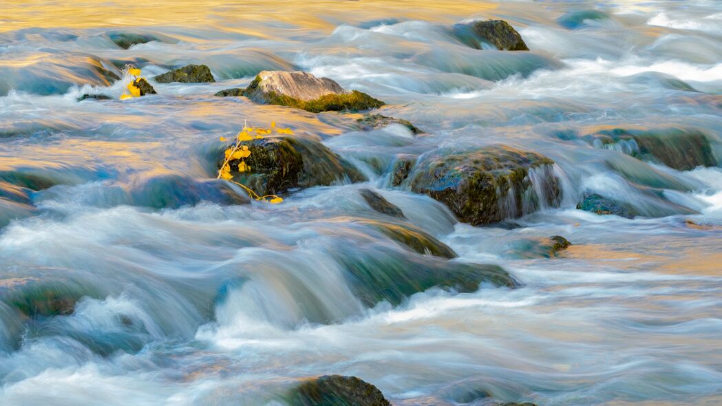 自然之美，河流、瀑布与石头构成的4K高清风景壁纸（3840x2160）免费下载
