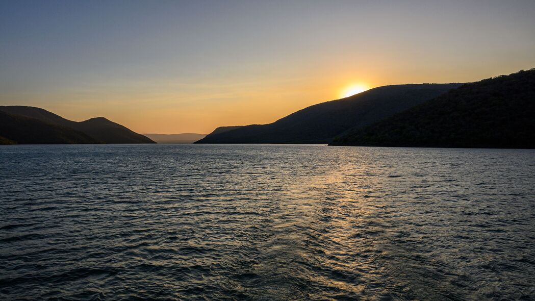 绝美4K壁纸，夕阳余晖洒落山海间，高清3840x2160自然风景壁纸，免费下载！