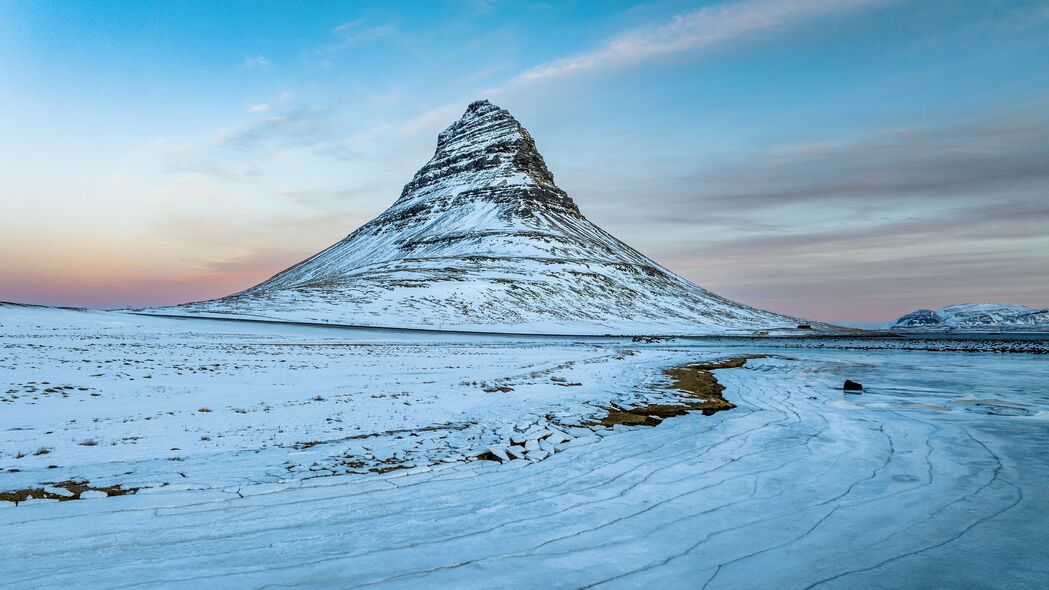 冬日雪峰4K高清壁纸，自然风景，3840x2160分辨率，免费下载