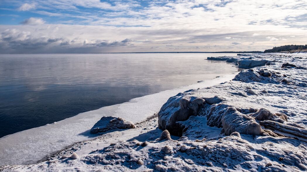 绝美海岸雪景4K壁纸，海与冰的自然交融，高清3840x2160风景图片，一键下载