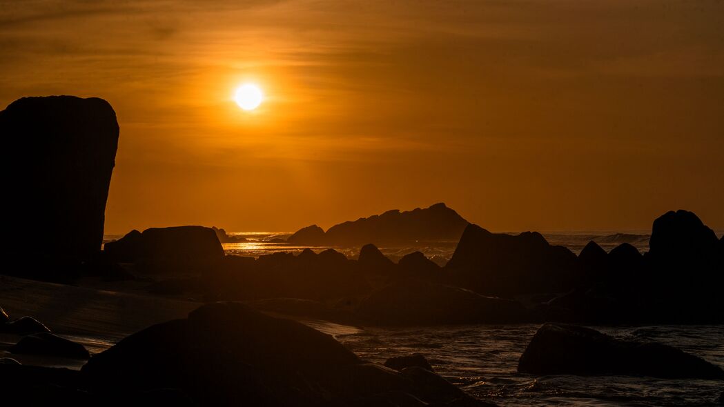 深邃海洋与岩石之舞，4K高清壁纸，尽享3840x2160极致阳光色彩