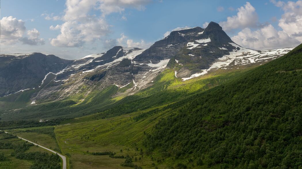 绝美山脉风光，雪覆斜坡、峰峦叠嶂，4K高清壁纸，3840x2160分辨率，道路穿越山谷，尽享自然之美，下载即得！