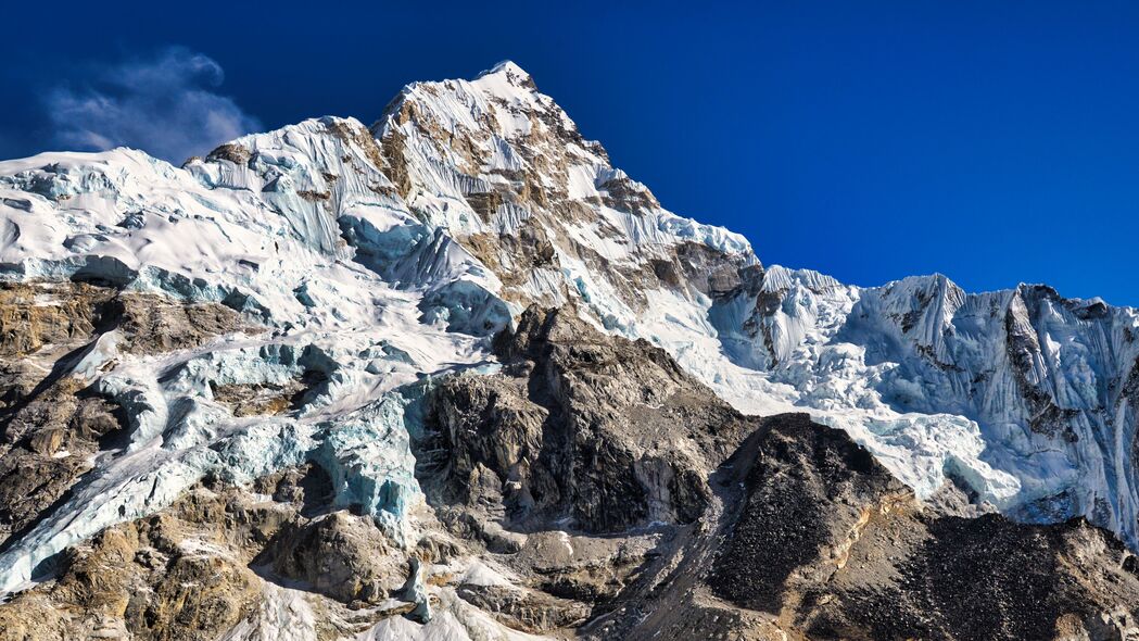 绝美山景，岩石峰峦雪景4K高清壁纸，3840x2160分辨率，自然风景尽在眼前，免费下载