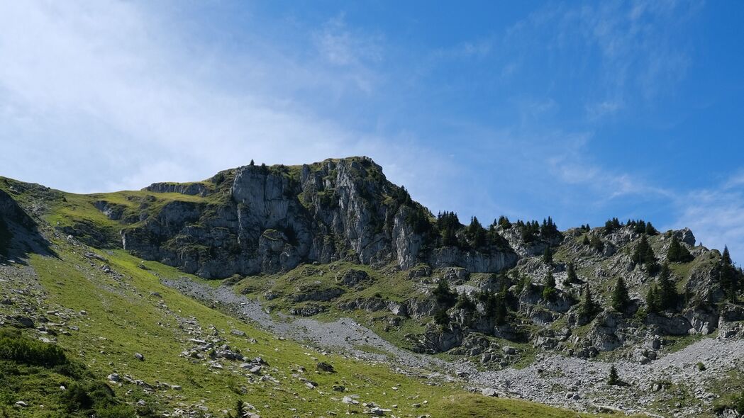 绝美岩石斜坡景观，草色盎然，4K超高清壁纸3840x2160免费下载