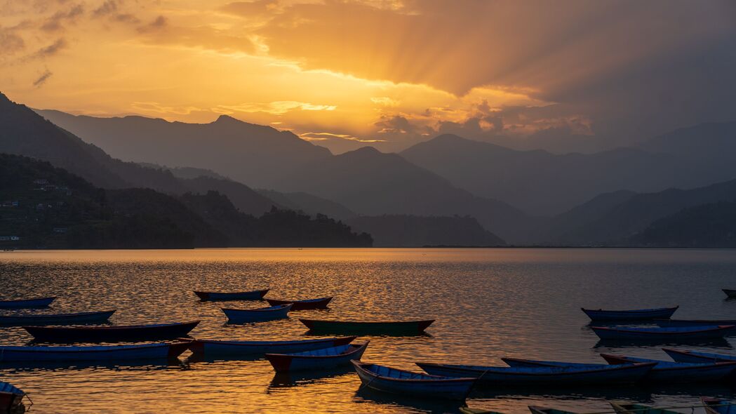 绝美船影映湖山，海湾日落4K壁纸——高清3840x2160背景图片下载