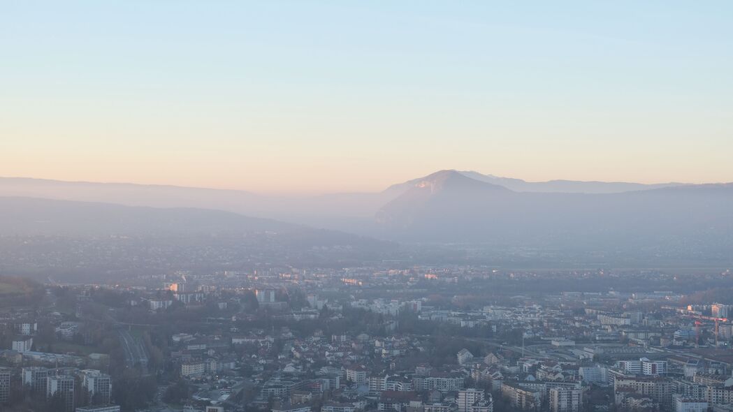 绝美城市山景，雾锁天际，4K超高清鸟瞰壁纸，3840x2160分辨率，免费下载！