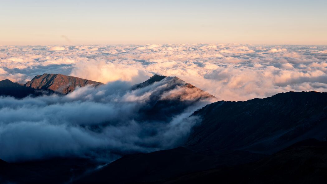 绝美山脉云峰4K高清壁纸，探索自然之美，3840x2160分辨率，下载尽享天空视界