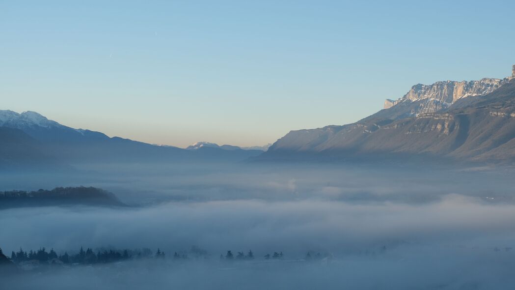 绝美山脉雾景，高清4K壁纸，自然树木与广袤天空交融，3840x2160分辨率，畅享视觉盛宴！