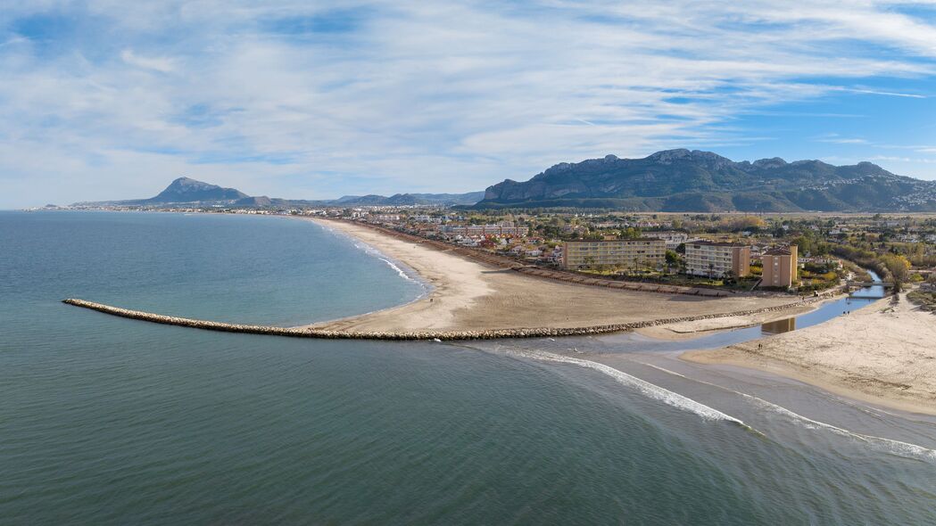 超高清4K海洋、建筑、海岸、城市与山脉全景壁纸下载 - 3840x2160分辨率