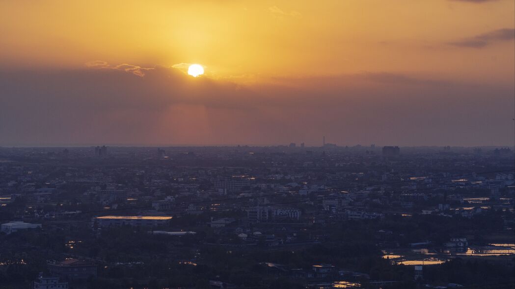 城市天际线日出美景，壮丽建筑物映衬于云海中，4K超高清壁纸3840x2160，免费下载