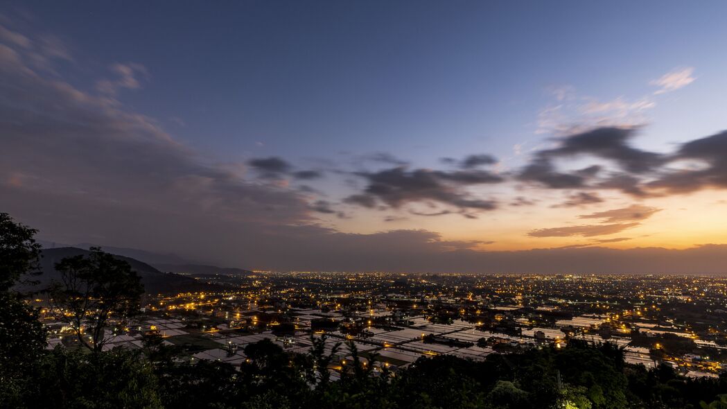 城市夜景，璀璨灯光下的屋顶与建筑，高清4K壁纸（3840x2160），捕捉天际线之美，免费下载