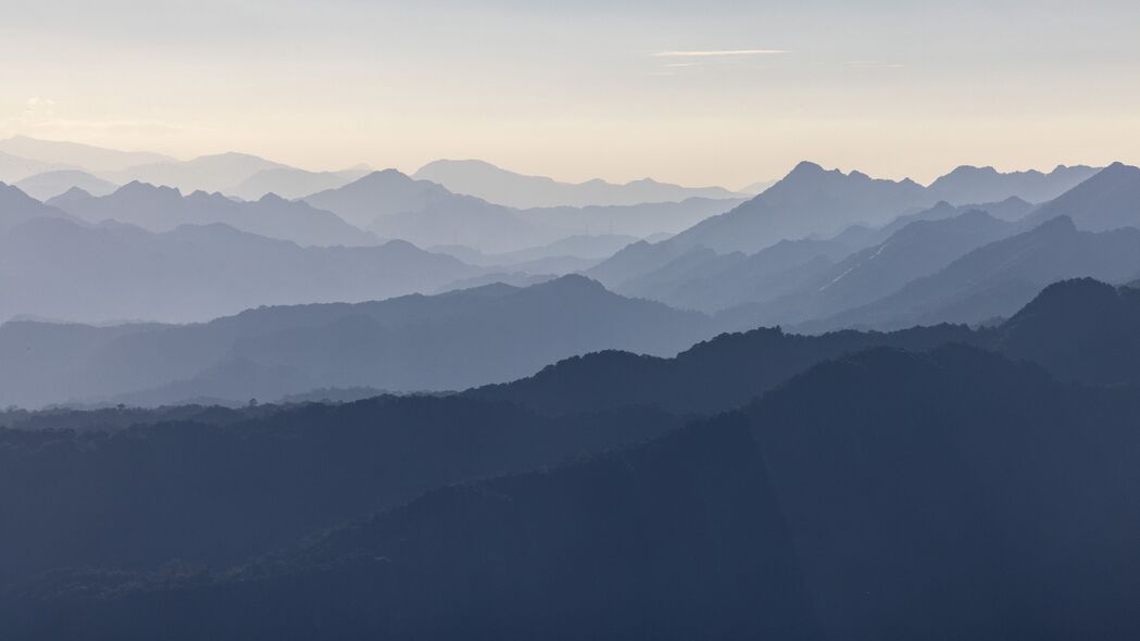 绝美自然风光，4K高清壁纸呈现山脉、山峰、丘陵与雾中仙境，3840x2160极致清晰度，下载即享