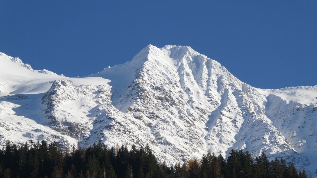 绝美山脉雪景4K高清壁纸，壮丽山峰与葱郁树木，3840x2160分辨率，免费下载