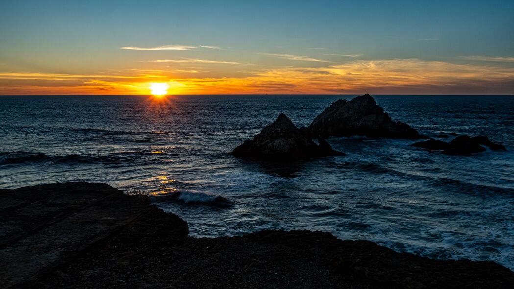 绝美4K壁纸，夕阳沉入大海地平线，黑暗前夕的壮丽风景，3840x2160高清下载