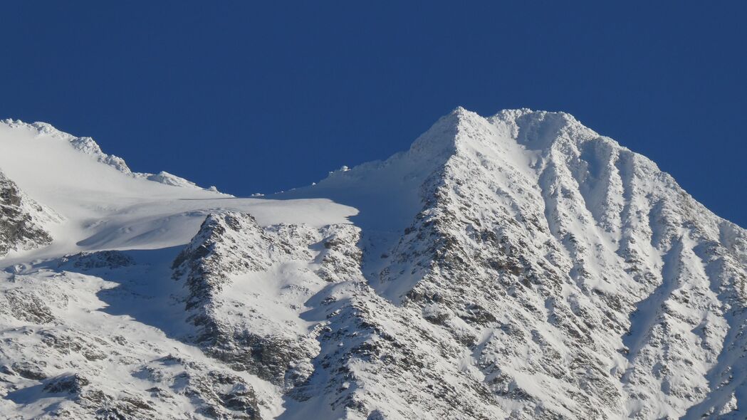 4K高清雪山峰坡浮雕景观壁纸下载 - 3840x2160超高清视觉盛宴