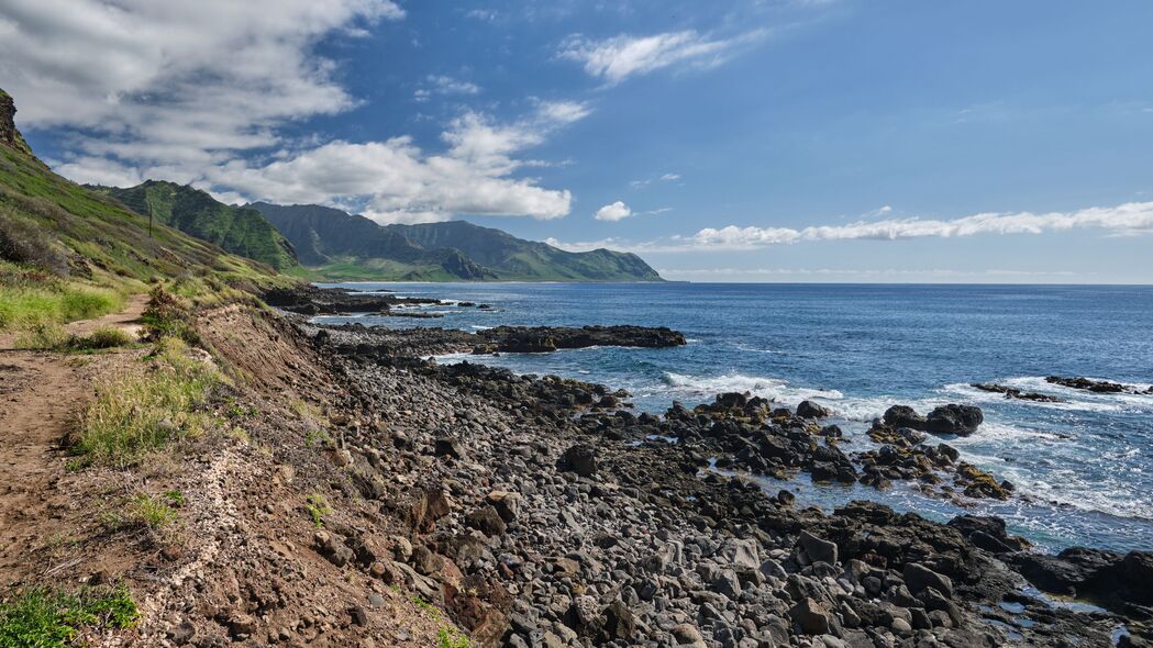 超高清4K海景壁纸，壮阔大海、崎岖海岸与独特石头构成的绝美自然风景，3840x2160分辨率，免费下载