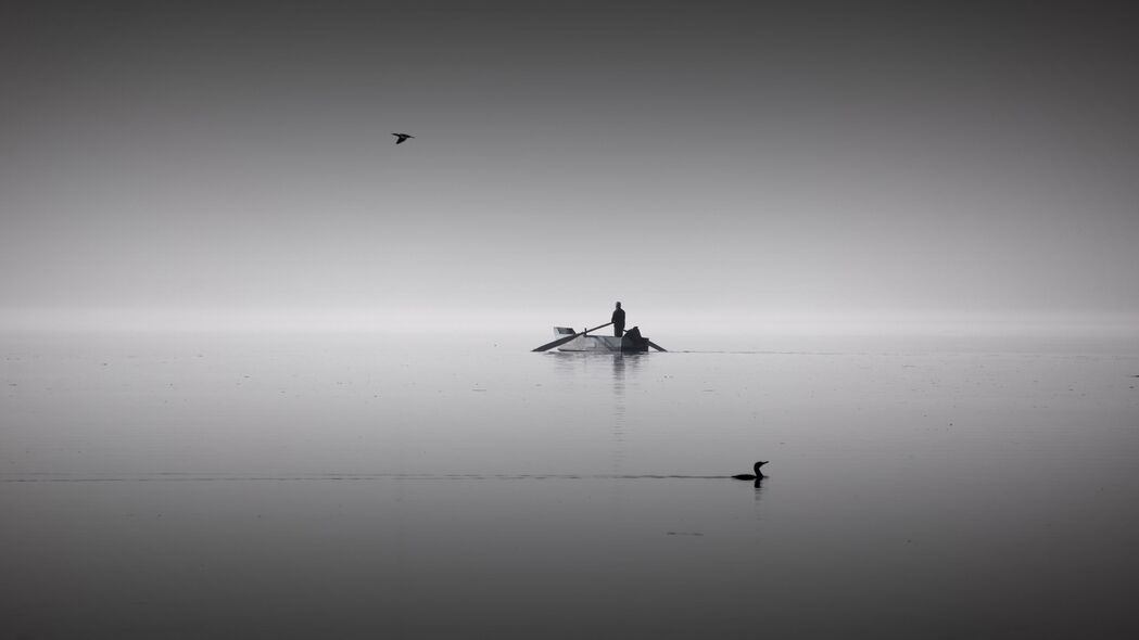 宁静湖畔，船影悠悠映地平，人鸟静默间，BW 4K高清壁纸，3840x2160极致视觉享受，下载尊享自然之美