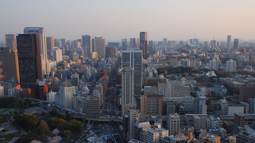 城市天际线，摩天大楼与道路交错的4K超高清壁纸（3840x2160），屋顶视角绝美风景图片，免费下载