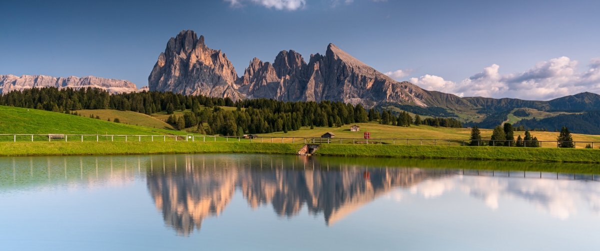 绝美秋景，高清4K带鱼屏壁纸，3440x1440分辨率，湖泊山水风光无限