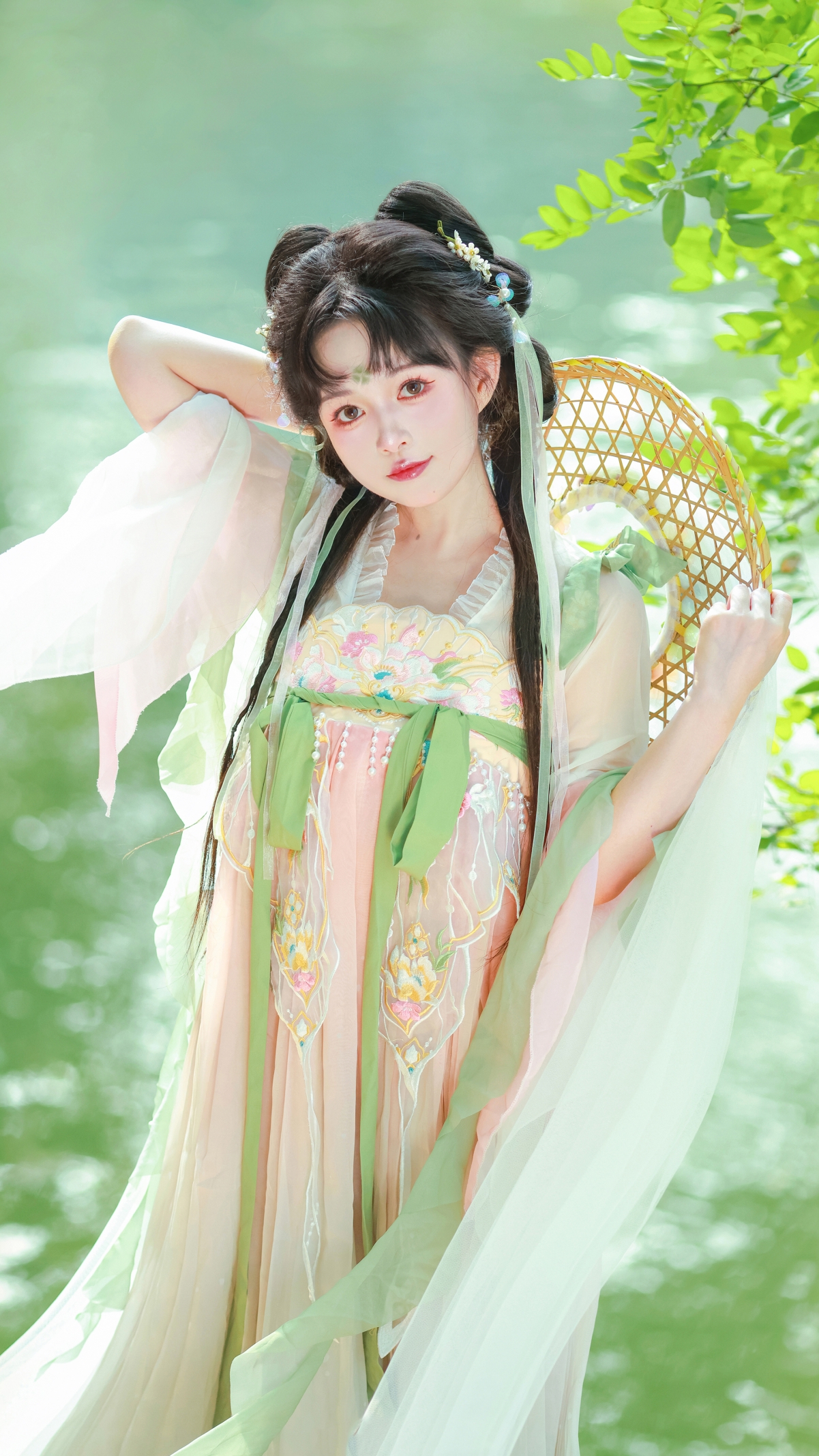 萌系汉服少女4K超高清手机壁纸，2160x3840分辨率，清新可爱风格，一键下载