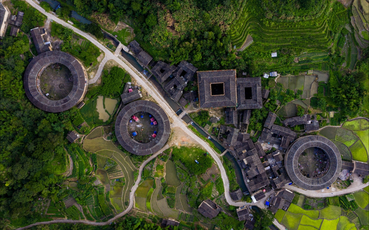 高清土楼鸟瞰图壁纸，2560x1600分辨率，风景美图一键下载