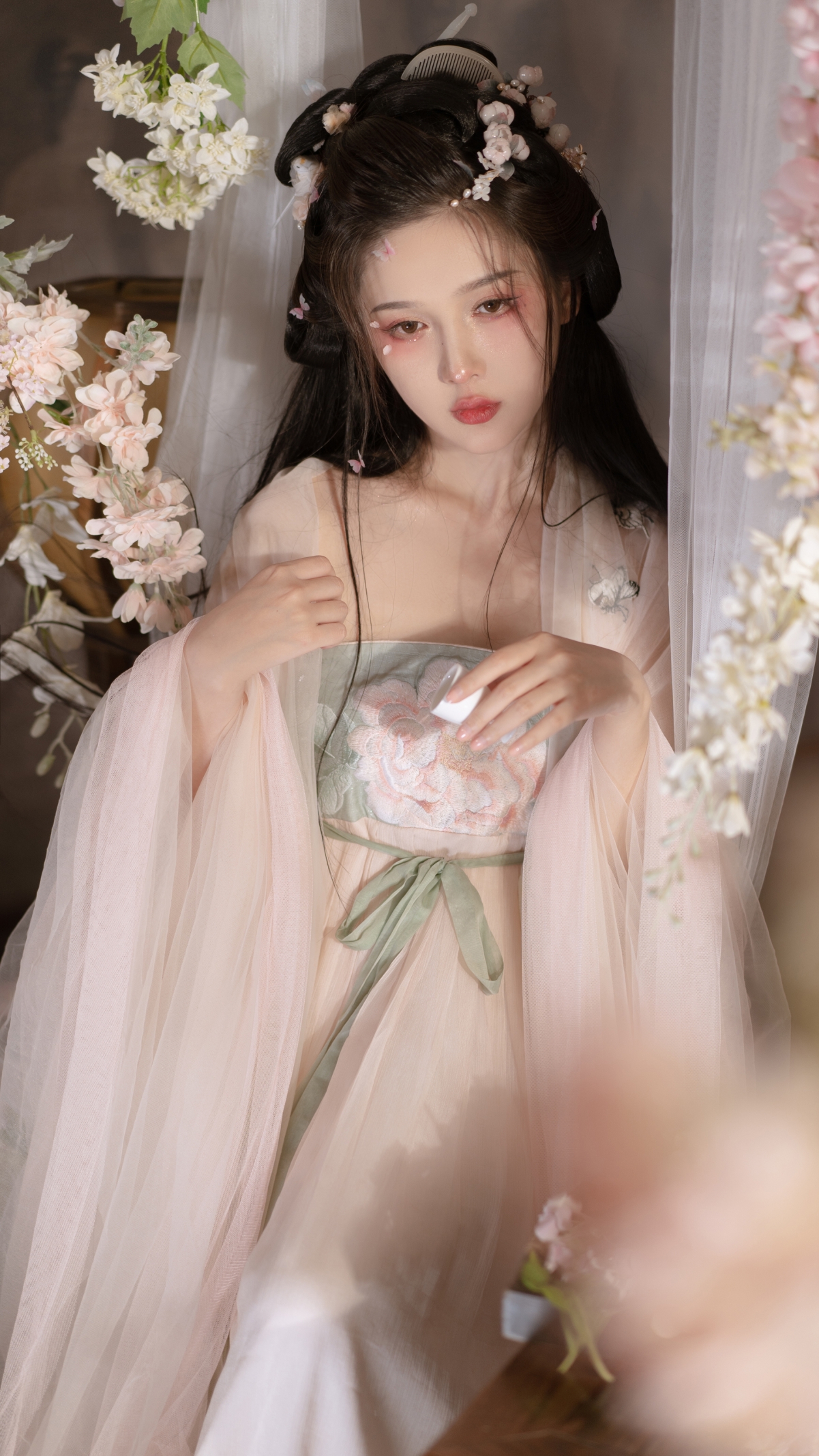 绝美汉服佳人4K超清全面屏手机壁纸，2160x3840高清分辨率，一键下载绝美图片