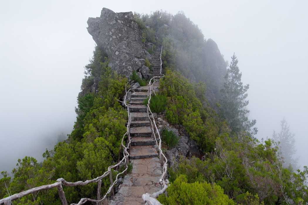 4K高清山景壁纸，楼梯台阶通往雾中高峰，1920x1280分辨率下载