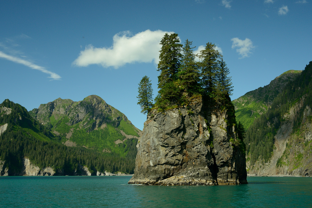 4K高清风景壁纸，山湖假山树木天空美景图，2048x1367分辨率下载