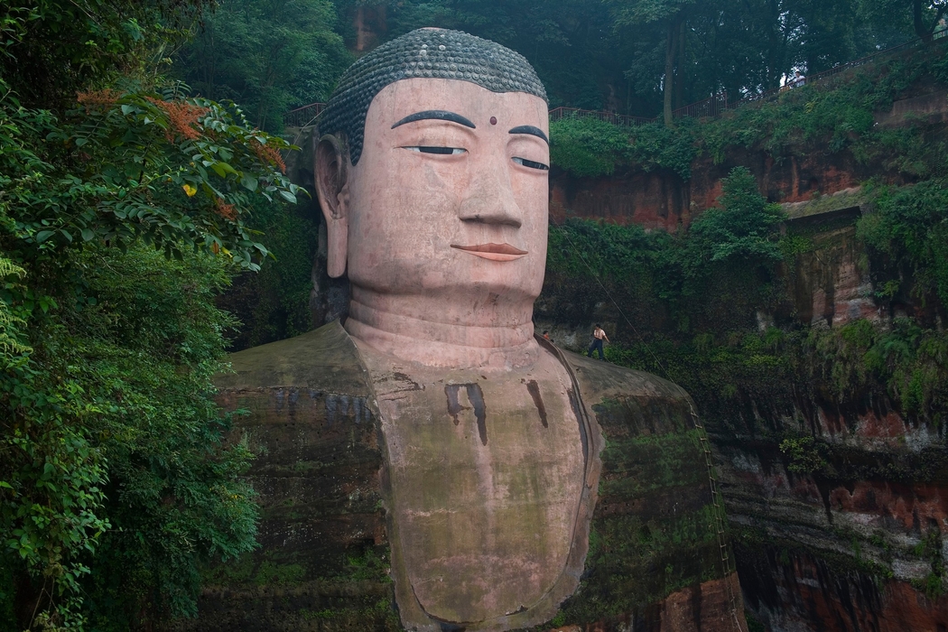 乐山大佛4K高清风景图片及壁纸，分辨率2180x1453，免费下载