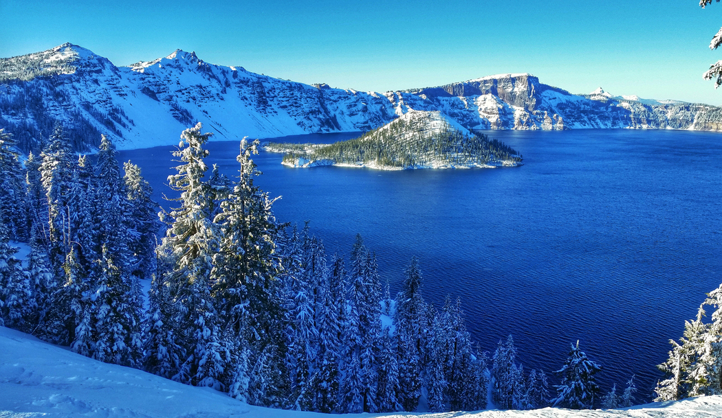 冬日山川雪景高清4K壁纸，树木环绕湖泊美景图片2048x1187下载