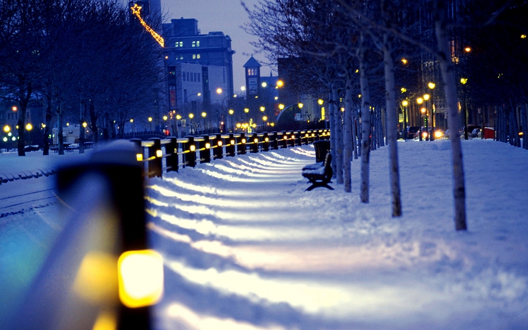 夜晚降临，雪覆街市4K高清灯光风景图片壁纸下载（2880x1800）