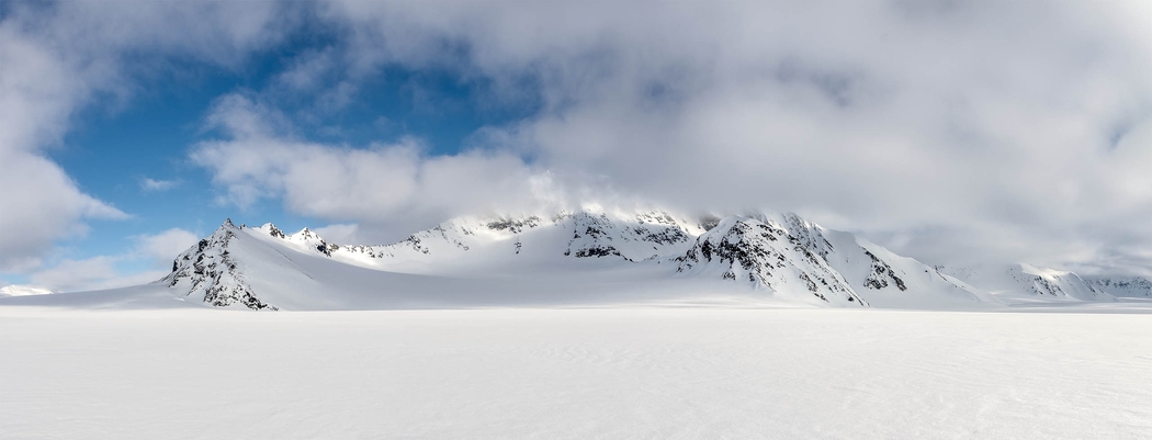 雪山之巅白云缭绕 4K高清风景摄影壁纸 2560x978 下载