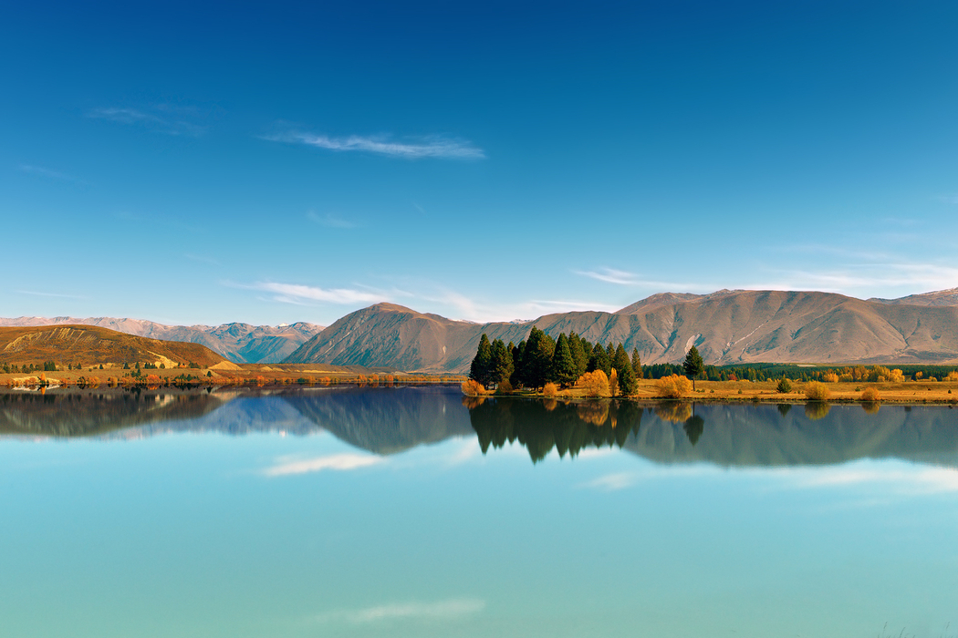 秋日盛景，湖泊山脉树林天空绝美倒影 4K高清自然风景壁纸 1920x1280 下载